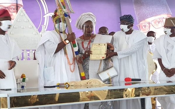 Sanwo-Olu presents staff of office to Oniru of Iruland