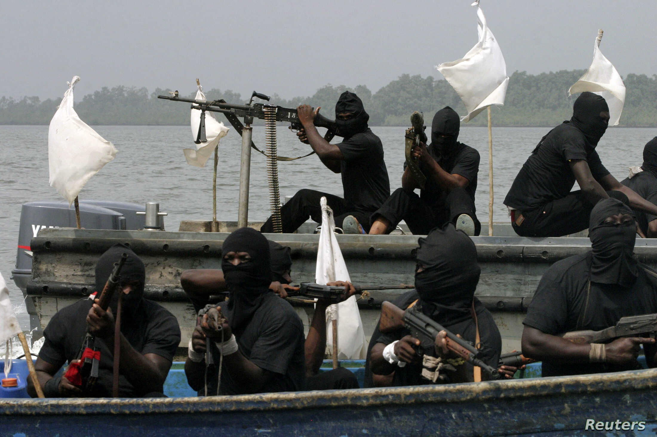 Нападение на судно. Пираты 21 века Сомали. Сомалийские пираты 2021. Гвинейский залив пираты. Сомалийские пираты захват судна.