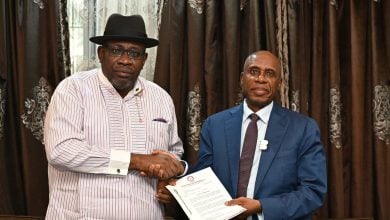Senator Henry Seriake Dickson visited Rotimi Amaechi, in Abuja to offer condolences over the death of Amaechi’s mother